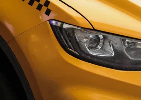 Матерился и не давал выйти: курганский таксист заплатит моральный ущерб пассажирке