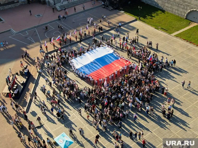 В столице Урала триколор развернули несколько сотен человек