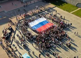 Восемь картинок, как Россия отмечает День флага