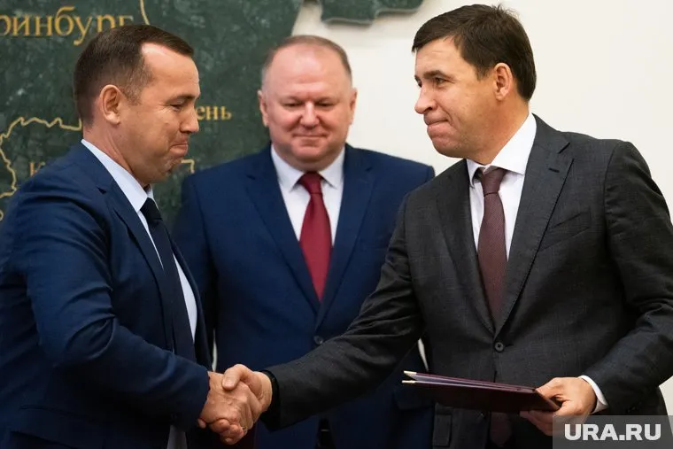 Евгений Куйвашев (справа) не готов делиться деньгами с Вадимом Шумковым (слева)