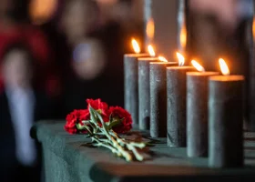 В Ревде простились с сестрами, которых сбил насмерть лихач: URA.RU вело онлайн-трансляцию