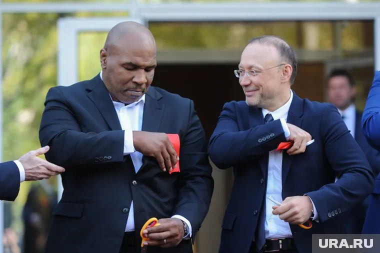 После протестов против строительства храма в сквере Игорь Алтушкин (справа) может отказаться от поддержки мероприятий в Екатеринбурге. И речь не только о боксе