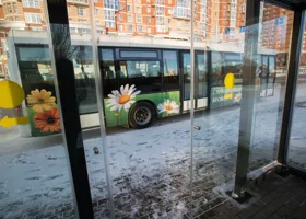 В Губкинском юные вандалы разгромили новый интерьер двухуровневой теплой остановки 