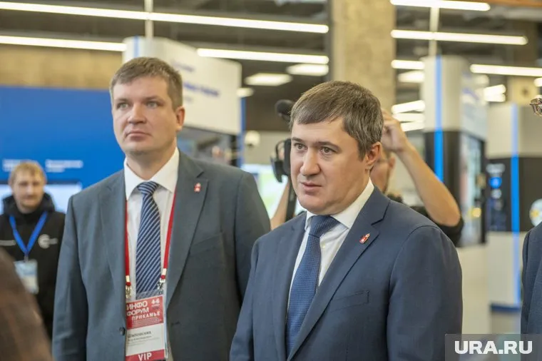 Дмитрий Махонин (справа) заявил, что Прикамье на 100% выполнило план по отправке мобилизованных