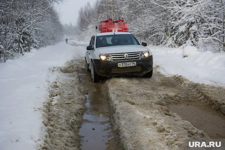 На водителей в машинах размером меньше уазика здесь смотрят как на сумасшедших. Дорога со времён Демидова ничуть не изменилась