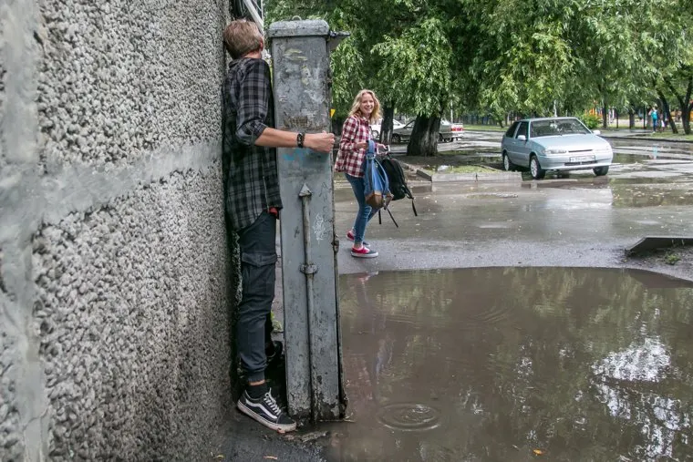 Разное. Курган, лужа на тротуаре, пешеход в воде, проход затруднен