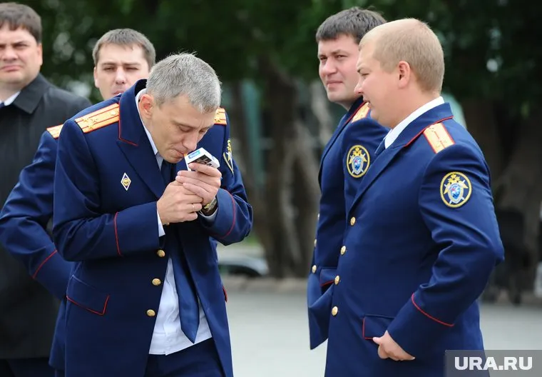 Очевидцы из Белого дома уверяют: люди в погонах под видом обысков лишь выждали нужное время и спокойно покинули кабинеты чиновников