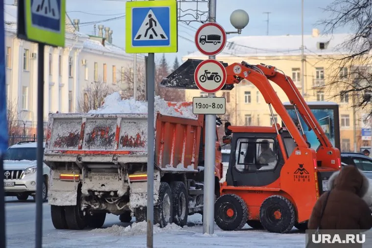 В Сургуте управляющие компании не успевают убрать снег после снегопадов