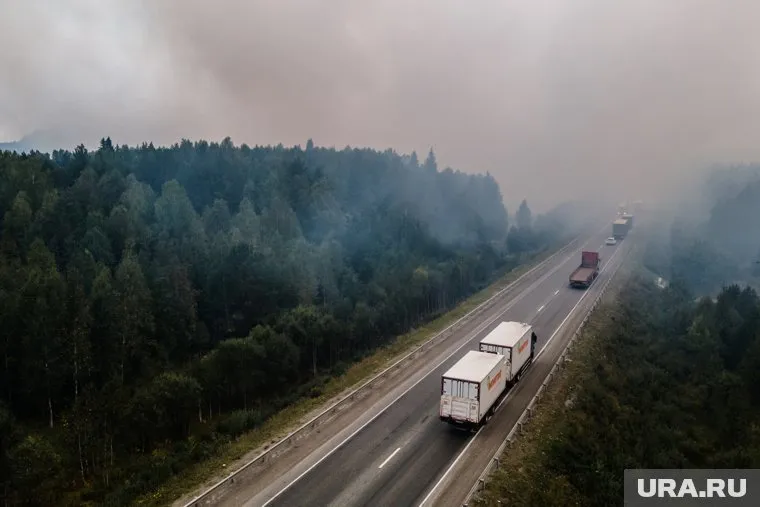 Рядом с трассой Екатеринбург-Серов горит лес