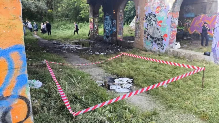 Место ЧП сейчас огорожено лентой, проводится проверка