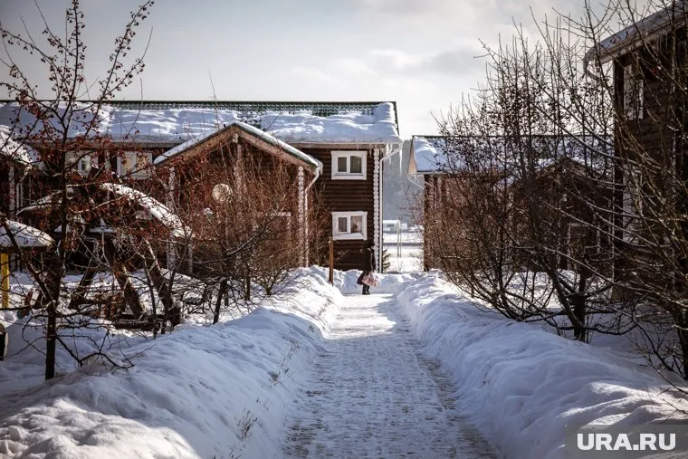По словам эксперта, лучше всего приобретать участок вблизи или в черте города
