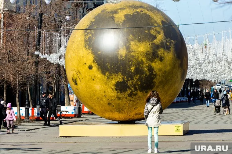 Возле Луны часто фотогравировались жители и гости Челябинска