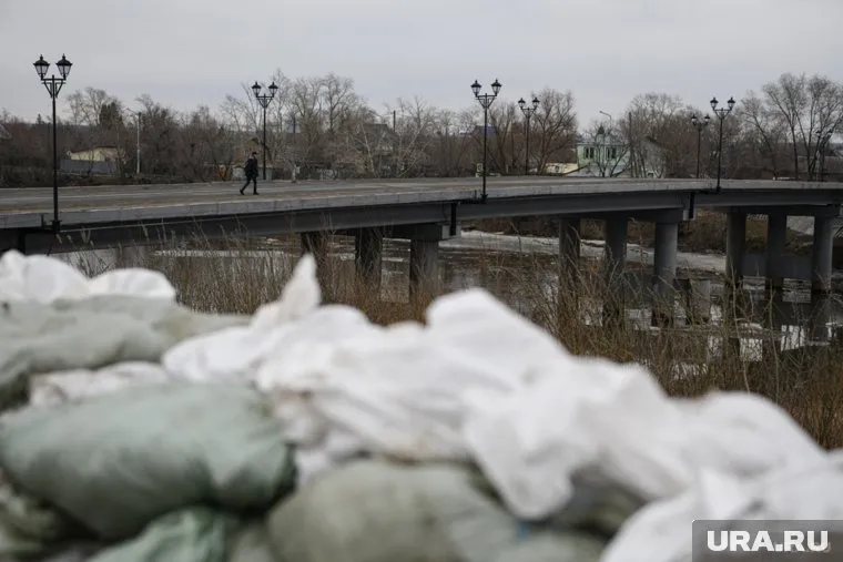 Вода на городской набережной уже почти дошла до баррикады из мешков