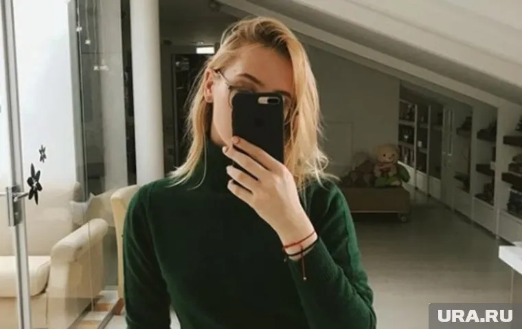 Судя по странице школьницы в соцсети, волосы уже обычного цвета, но скандал все равно продолжается