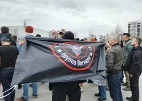 Вагнеровцы с портретом Пригожина появились на Дне Победы в городах ХМАО