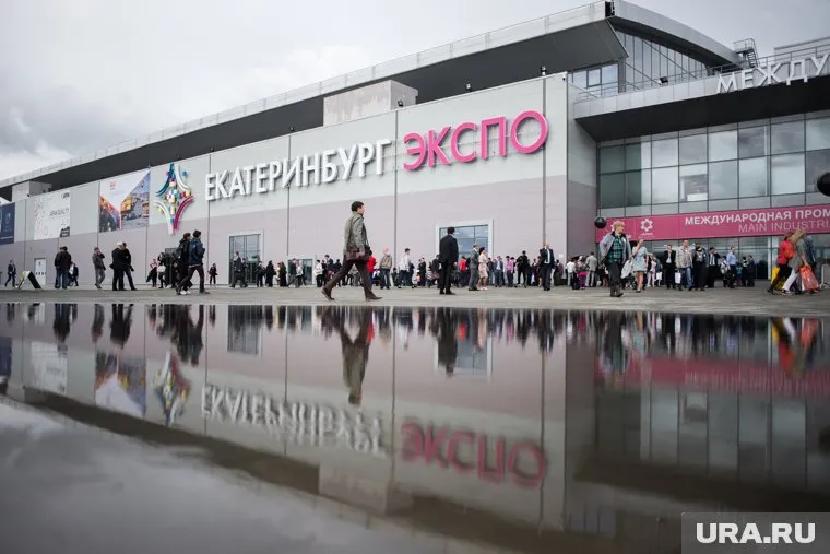В прошлые годы, во время дождей, перед «Екатеринбург-ЭКСПО» появлялись огромные лужи