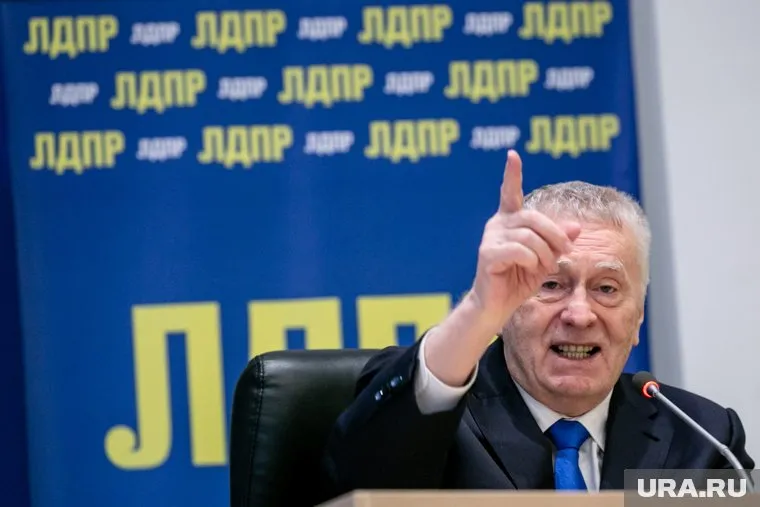 Кроме того, Жириновский призвал установить предельный вес для чиновников