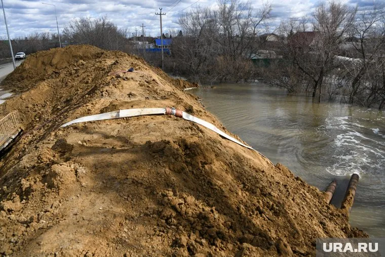 В Кургане люди скандалили из-за сброса воды к их домам