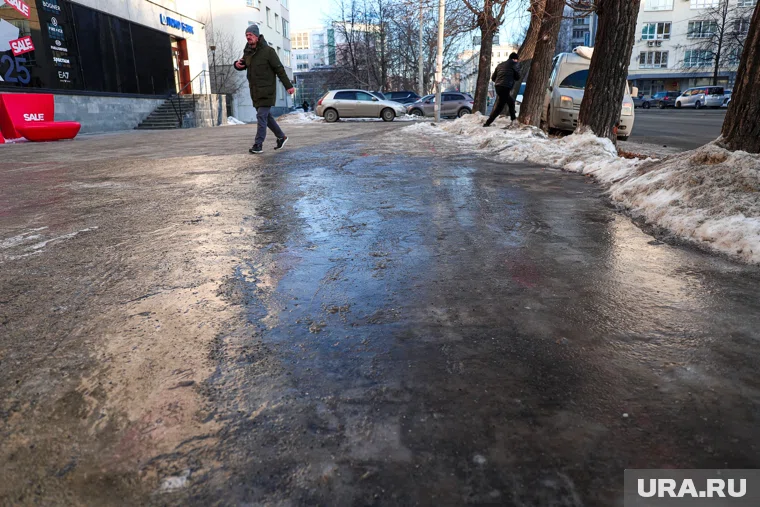 Гололед на Ямале: власти призвали жителей быть осторожнее