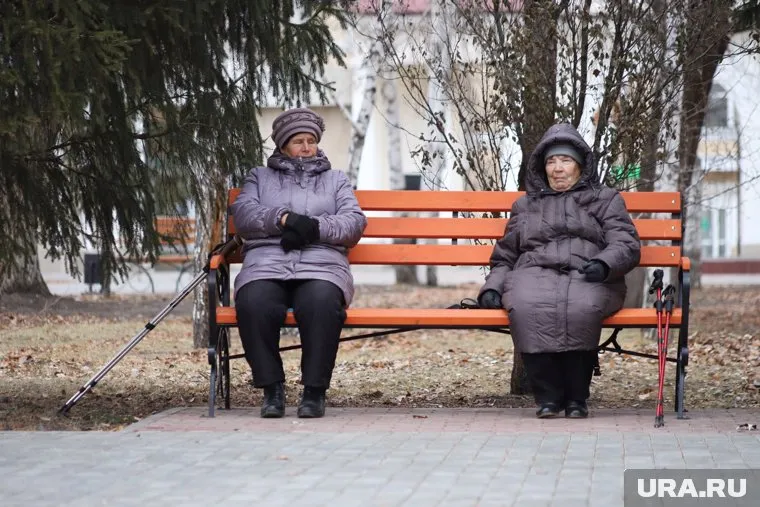 Пожилые люди просят установить лавочки 
