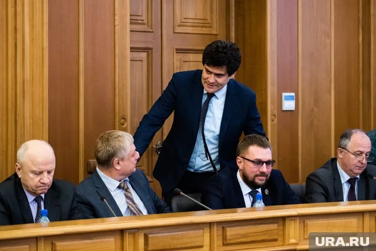 Задержание Александра Лошакова (второй слева) может ударить по позициям мэра Александра Высокинского (по центру)