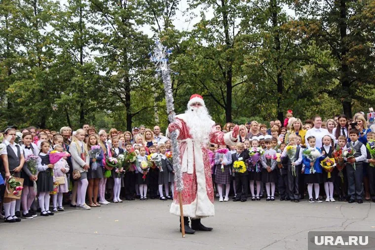 Креативная группа гимназии решила пригласить на линейку Деда Мороза