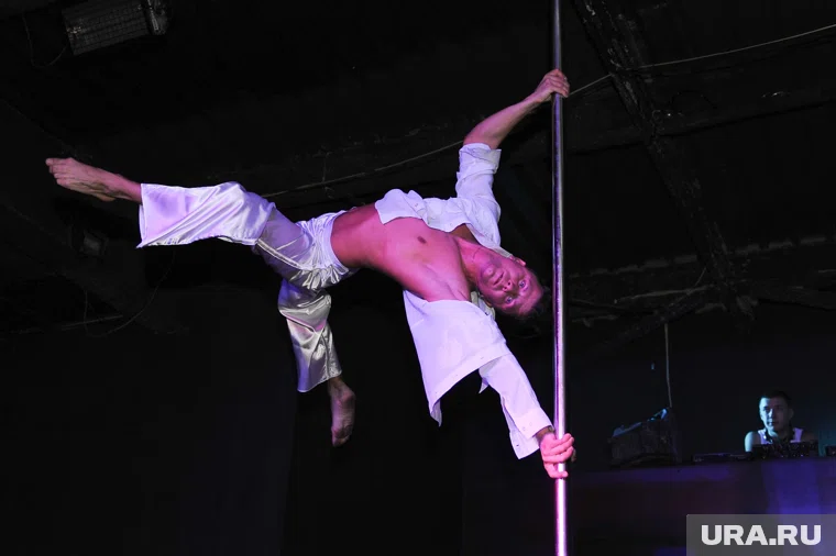 Танцоры обычно выходят к публике на пять минут