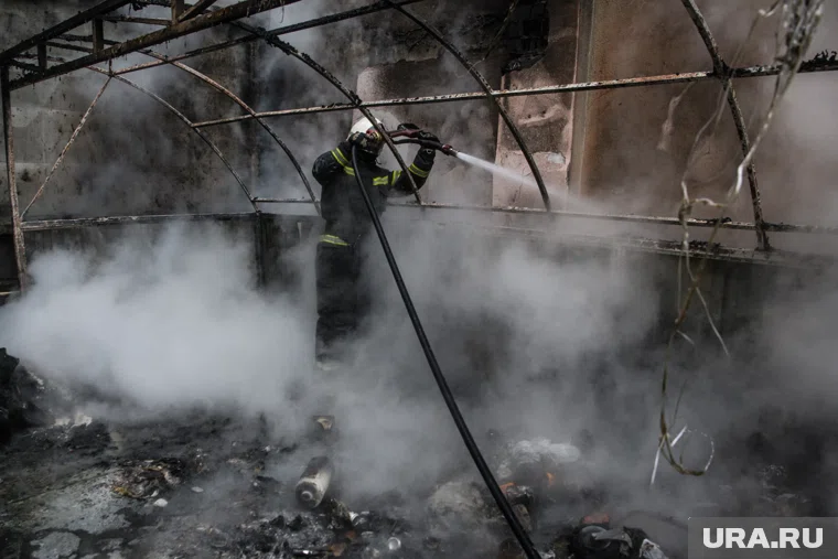Пожар все еще не удалось потушить