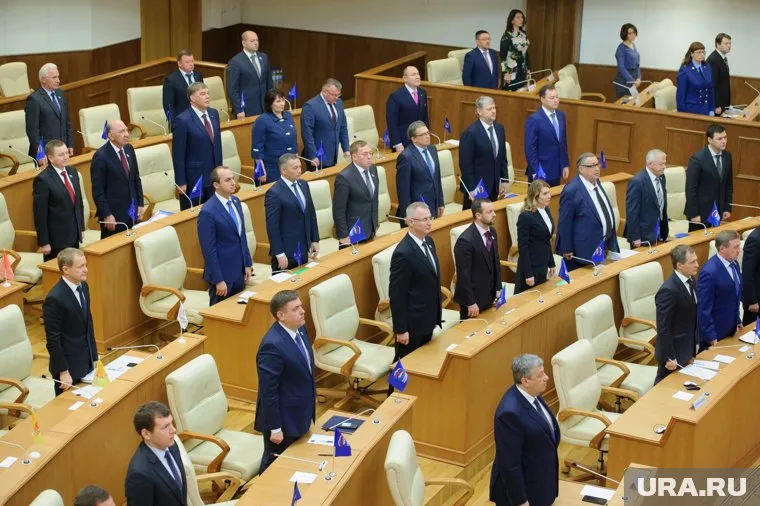 Несмотря на отпуска, парламентарии не спешат покидать здание ЗС