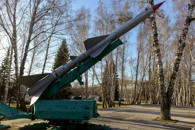 Алексей Текслер и Наталья Котова на субботнике на территории мемориала «Скорбящие матери». Челябинск