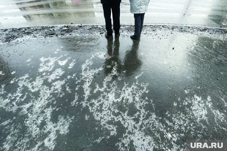 Карманы для заезда автобусов к остановкам покрыты ледяной коркой