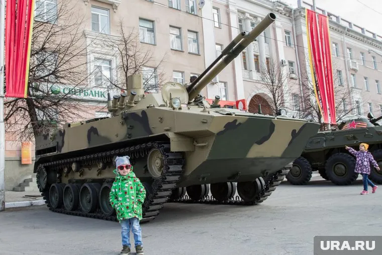 На площадь привезут боевые машины