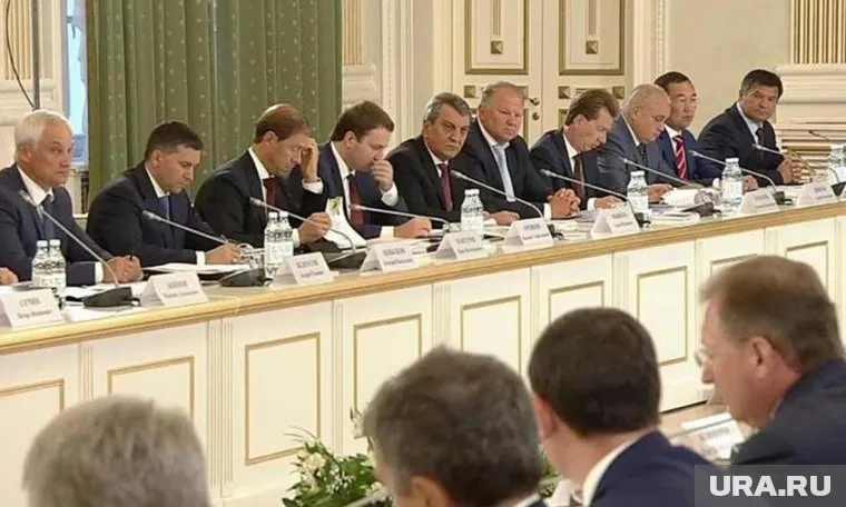 Первым делом Николай Цуканов (верхний ряд, пятый справа) посетил заседание президентской комиссии