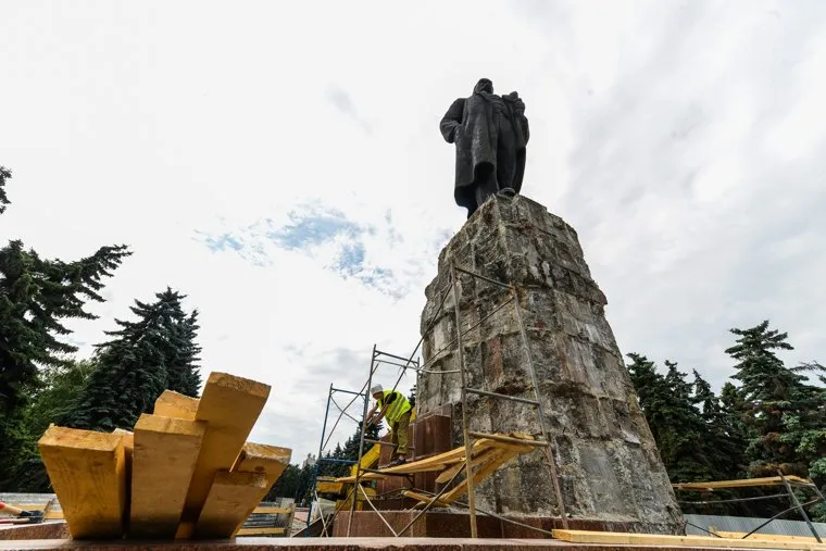 Реконструкция памятника В.И. Ленину на Площади Революции. Челябинск