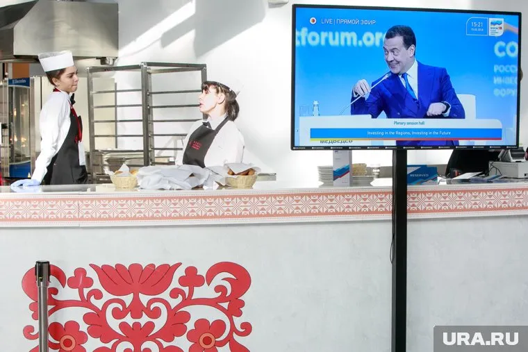 Дмитрий Медведев поручил подумать над созданием телеканала для молодежи