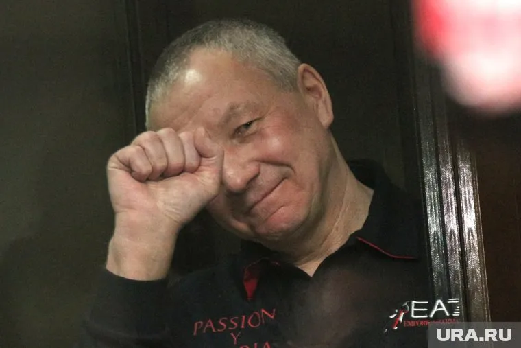 Из этой фотографии в свое время сделали фотожабу "Привет, Георгич!" Намекая на то, что дело Контеева еще аукнется мэрии и ее серому кардиналу, Владимиру Тунгусову