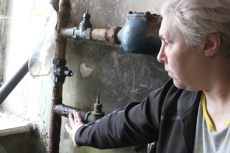 Аварийный дом улица Конституции 32Курган, ржавые трубы, житель дома, шевченко ирина