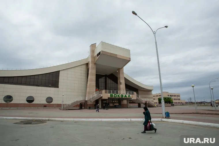 Полицейские изучают территорию вокзала на предмет запрещенных и опасных веществ