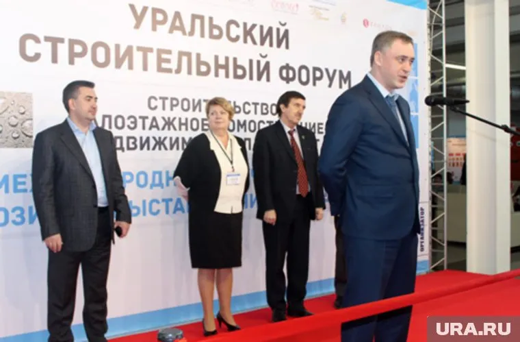 Сергей Гайда (у микрофона) собирает документы о прошлом своей семьи