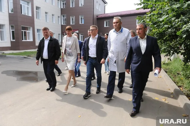 Алексей Текслер (в центре) начал визит в Коркино с отремонтированной больницы