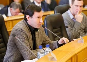 Депутат, призывавший «опустить» Собчак, вернулся в Екатеринбург из Парижа