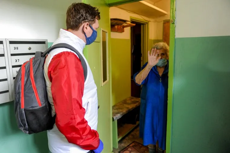 Волонтеры МГЕР помогают пожилым людям купить необходимые продукты во время карантина. Челябинск