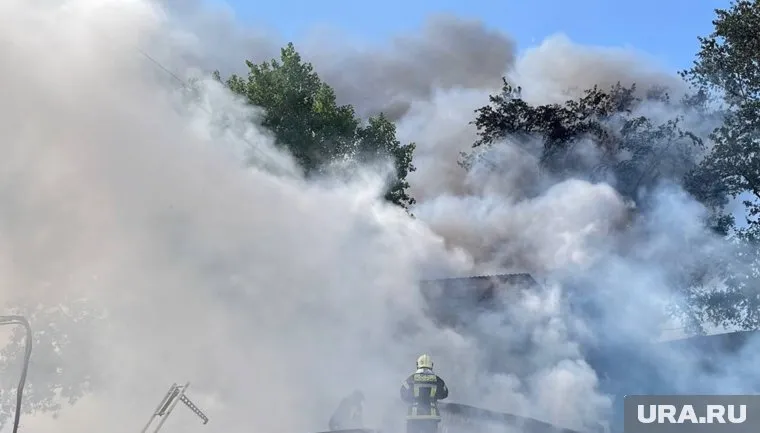 Пожарные ликвидируют возгорание на подстанции (фото из архива)