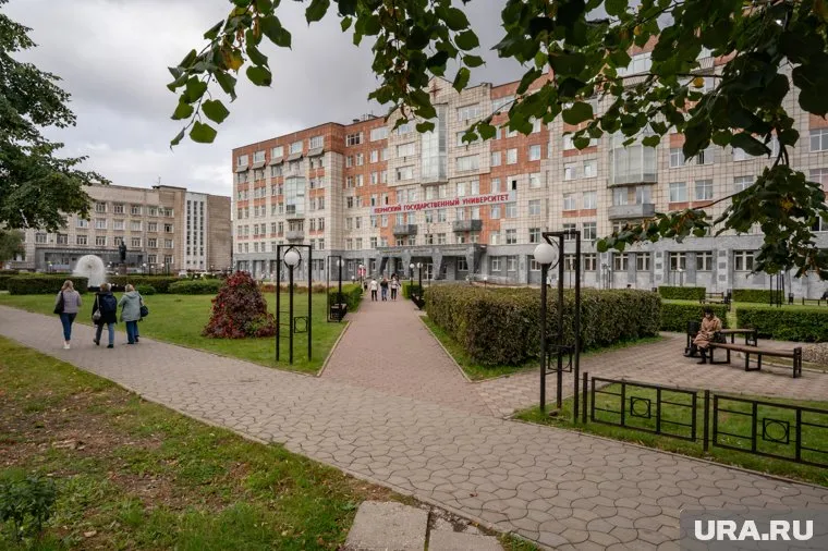 На направление «Прикладная математика и информатика» заявления подали 130 человек