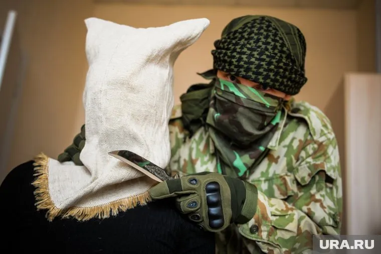 Более 100 сотрудников охраны стали заложниками эквадорских боевиков