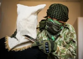 Бандиты Эквадора взяли в заложники десятки человек