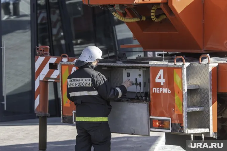 В Перми горел мусор в заброшенном доме на улице Циолковского