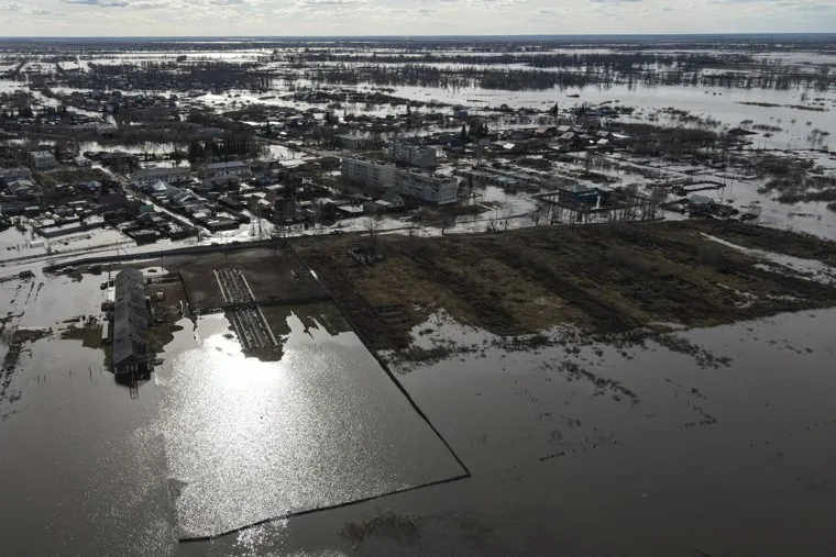 Затопленный из-за паводка микрорайон Тополя в Кургане. Курган