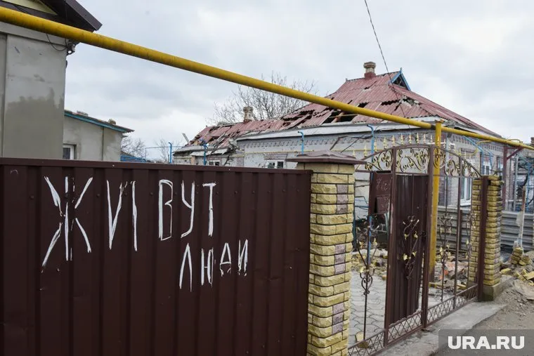 Люди бегут из Мариуполя скрываясь от обстрелов ВСУ
