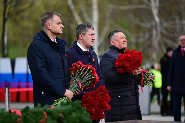 Церемония возложения цветов к монументу «Героям фронта и тыла» в центральном квартале городской эспланады. Пермь